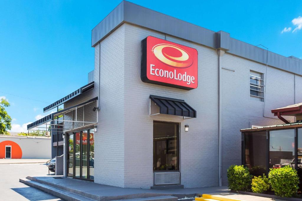 a store front of a ram food building at Econo Lodge Gallatin - Metro Nashville in Gallatin
