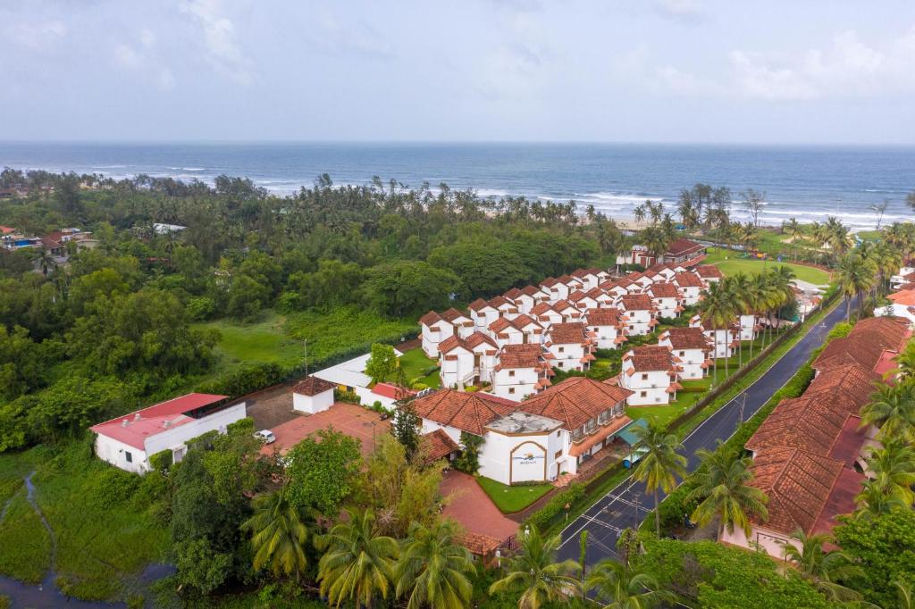 una vista aérea de un complejo frente al océano en Nanu Beach Resort & Spa, en Betalbatim