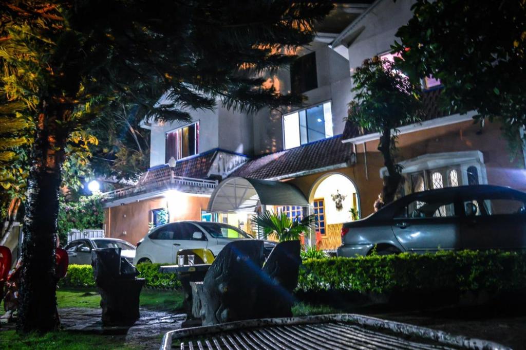 un grupo de coches estacionados frente a un edificio en Hotel Kashmir Lodge en Bālak Bhanna