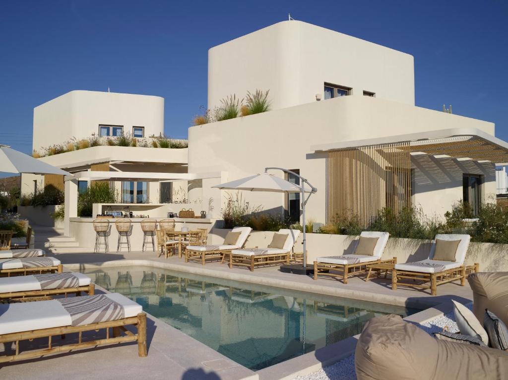 Bazén v ubytování White Pebble Suites nebo v jeho okolí