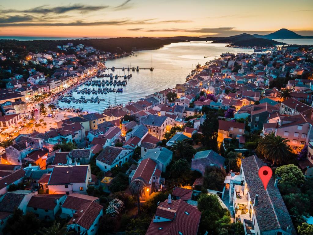 una vista aérea de una ciudad al atardecer en Casa Rustica en Mali Lošinj