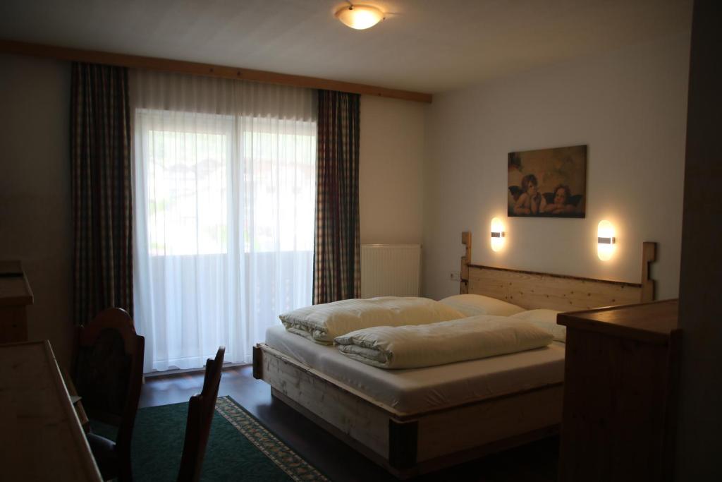Ein Bett oder Betten in einem Zimmer der Unterkunft Gasthof zum Löwen