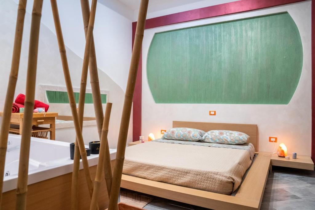 - une chambre avec un lit et une grande planche à voile sur le mur dans l'établissement CASA ZEN, à Montesano Salentino
