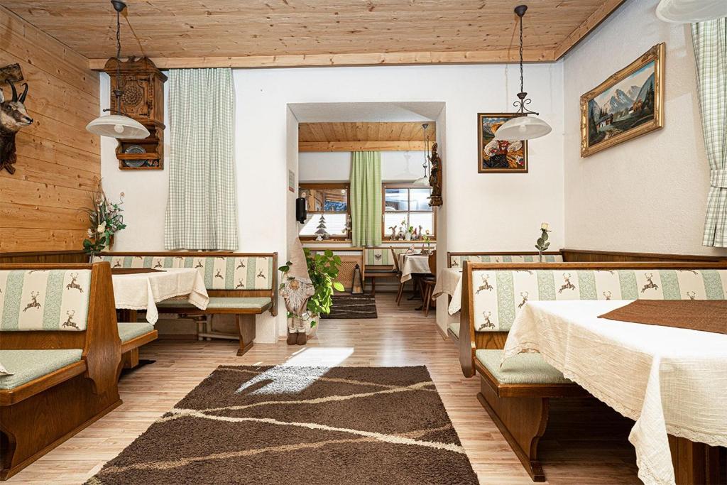 Un restaurante o sitio para comer en Pension Berggeist