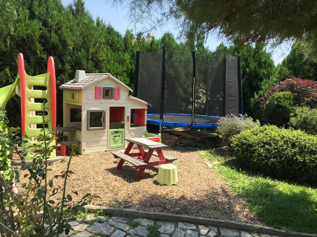 A garden outside Sea Dream Rental Apartments