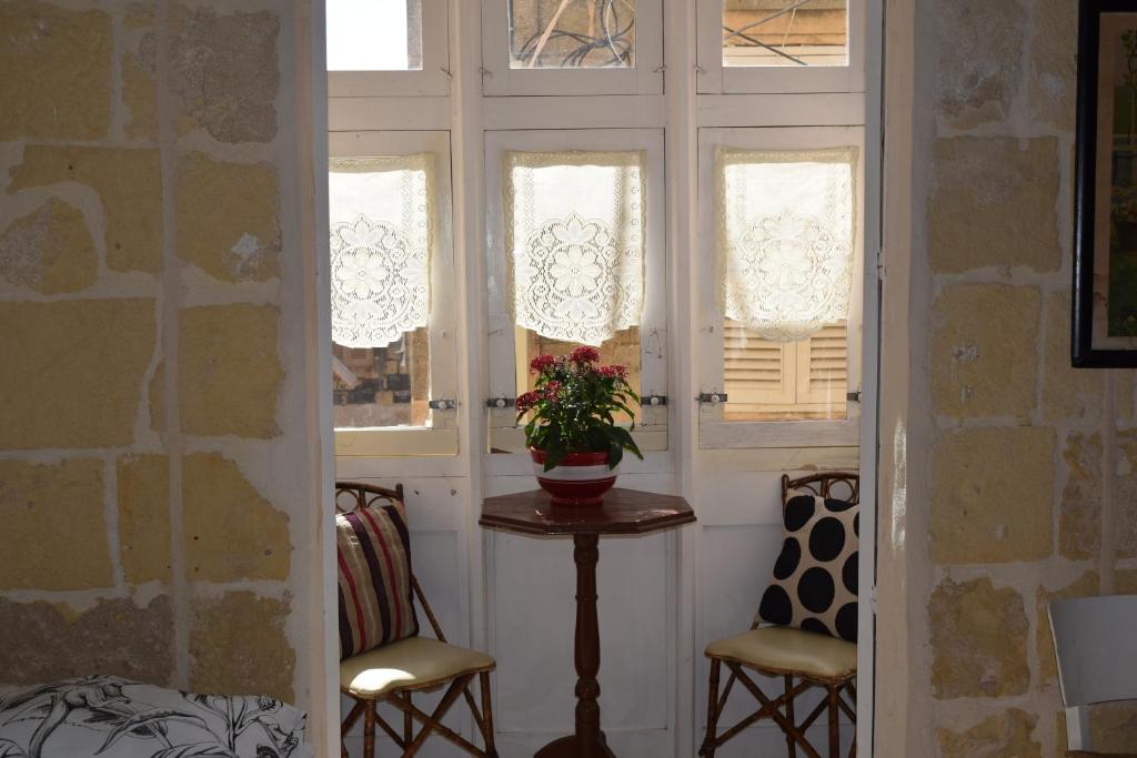 Maria Townhouse Heart of Victoria B&B - 13