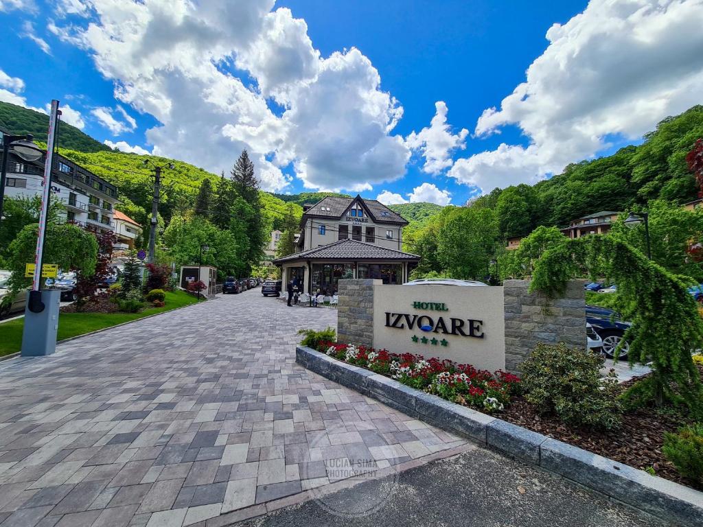 Nespecifikovaný výhled na hory nebo výhled na hory při pohledu z hotelu