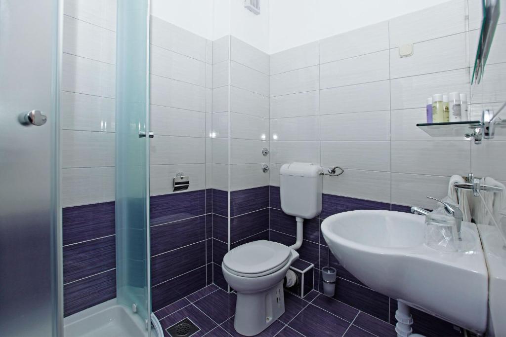Koupelna v ubytování Apartments Vala