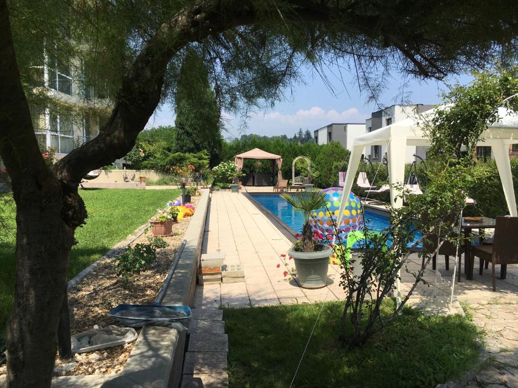 A garden outside Sea Dream Rental Apartments