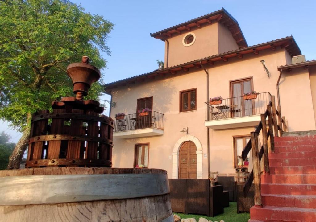 una casa con una fuente de agua frente a ella en "il Casaletto" Agriturismo Moderno, Vista Panoramica e Cibo Spettacolare- Scurcola Marsicana, en Scurcola Marsicana