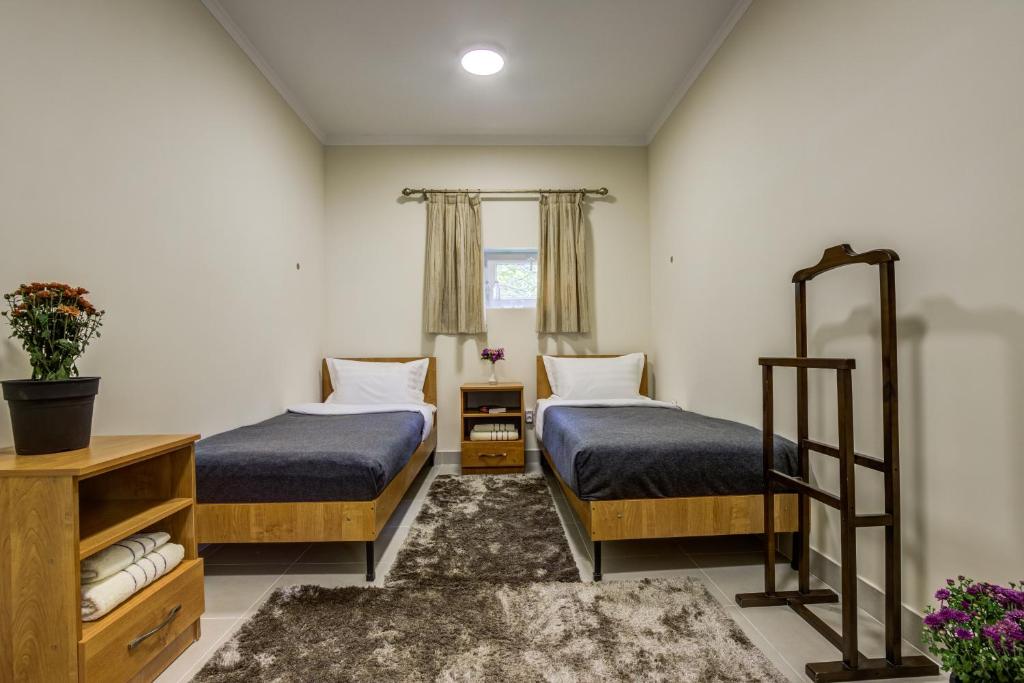 En eller flere senge i et værelse på Guest House NAUKA#81