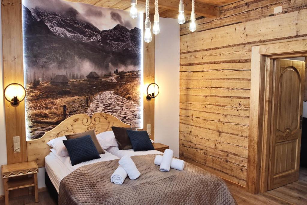 ein Schlafzimmer mit zwei Betten und einem Gemälde an der Wand in der Unterkunft Willa Strążyski Potok in Zakopane