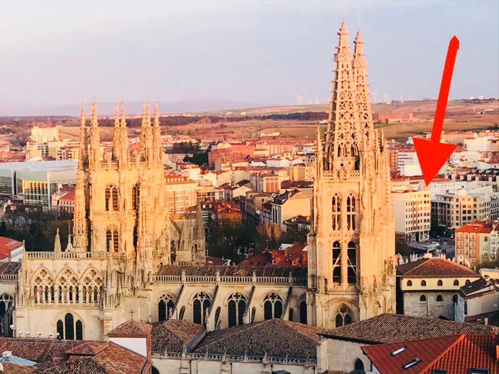 a view of a large building with a red arrow at VIENDO LA CATEDRAL desde Plaza Vega in Burgos