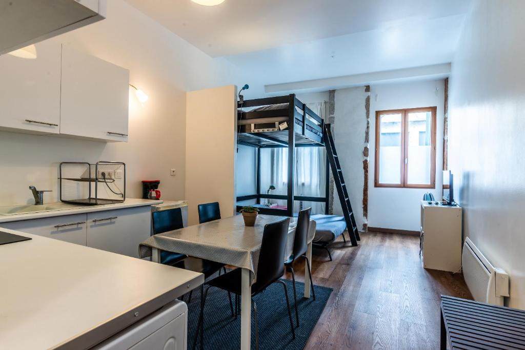 - une cuisine avec une table et des chaises dans la chambre dans l'établissement LyonPaulBert, à Lyon
