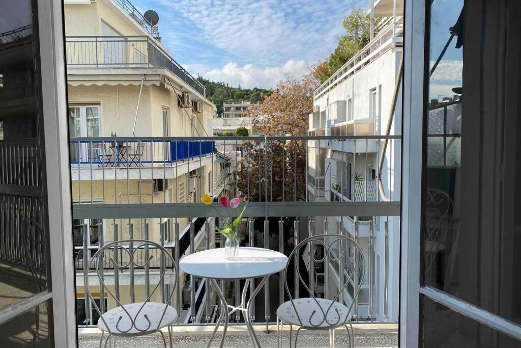balkon ze stołem i krzesłami w obiekcie Eχquisite apt in Acropolis-plaka/vaccinatedHost w Atenach