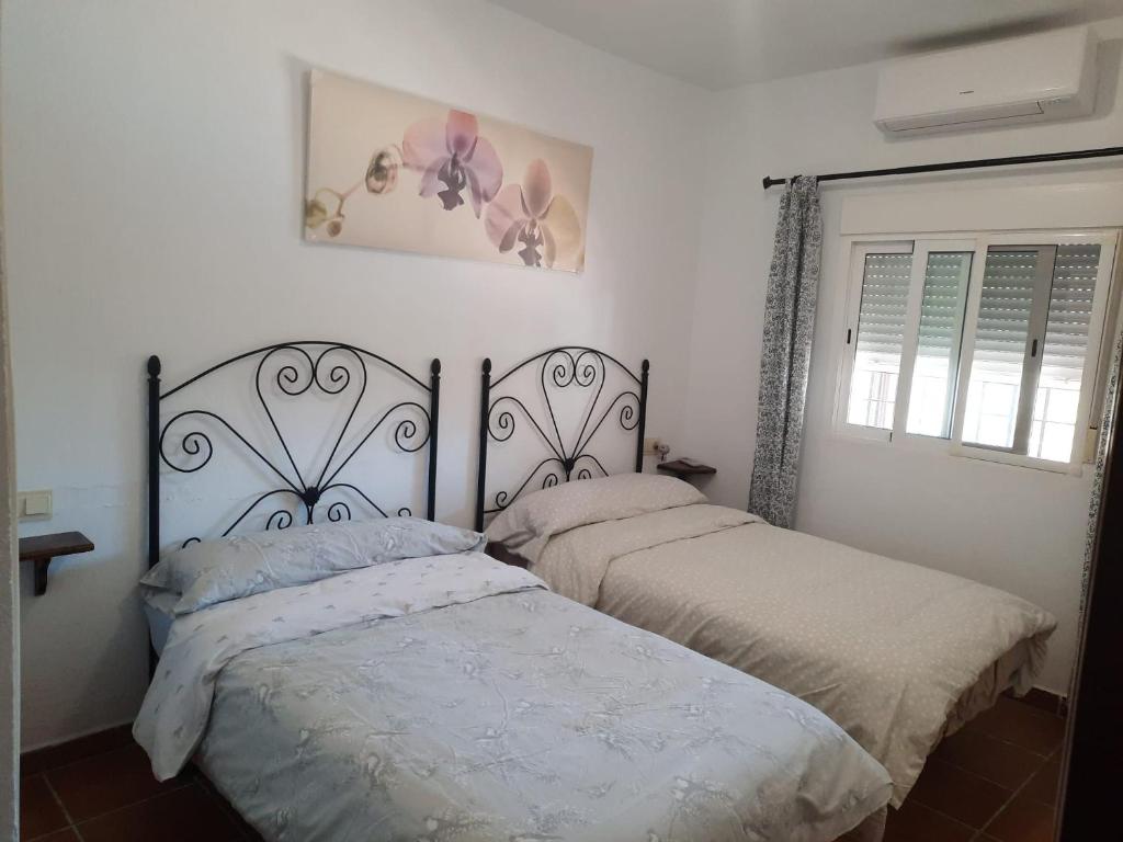 En eller flere senge i et værelse på CASA GASPAR, alojamiento rural con vistas al mar en paraje natural