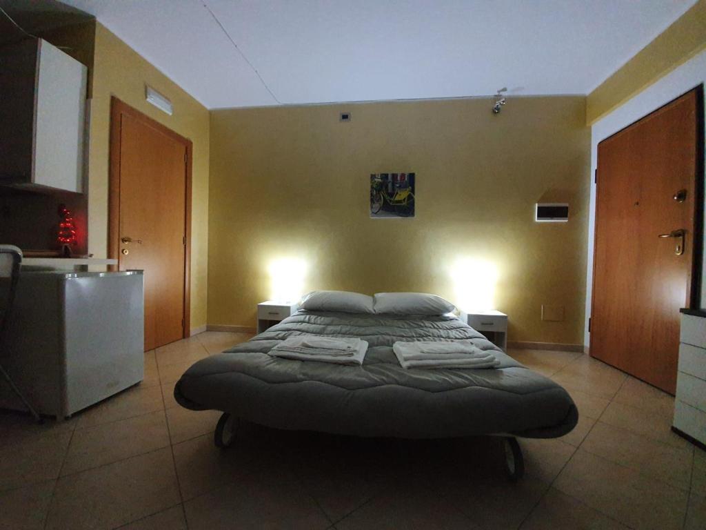 ein Schlafzimmer mit einem großen Bett in einem Zimmer in der Unterkunft Sotto l'arco 2 in Sammichele di Bari