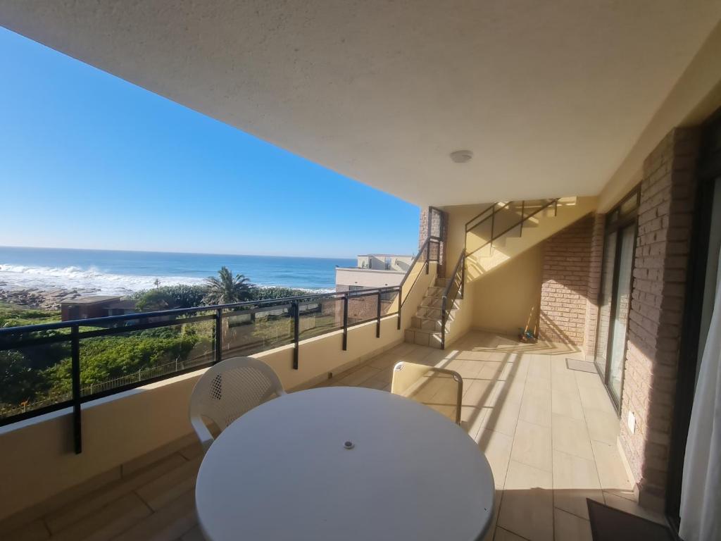 d'un balcon avec une table et une vue sur l'océan. dans l'établissement Summer Rocks 28, à Margate
