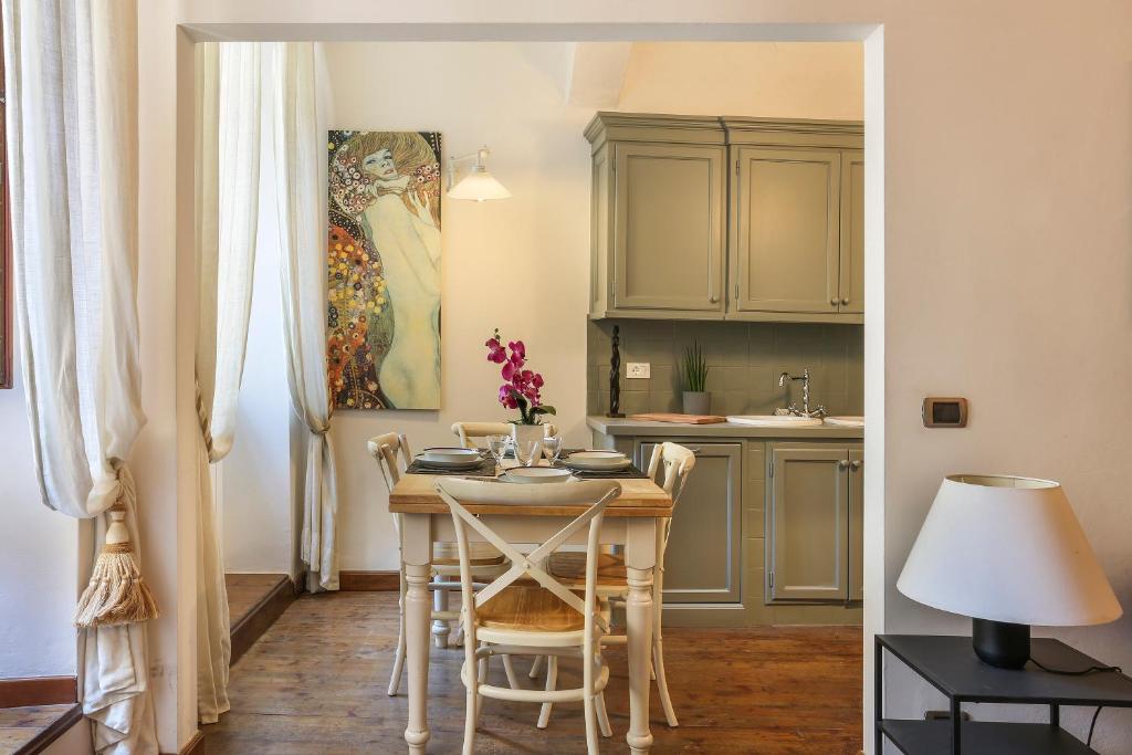 Kuchyňa alebo kuchynka v ubytovaní Pontevecchio Stylish Apartment in Florence