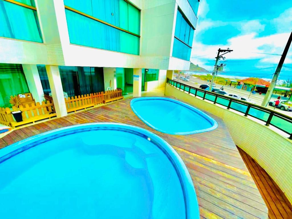Uma vista da piscina em HospedaTom - LOFT VISTA MAR - PRAIA GRANDE ou nos arredores