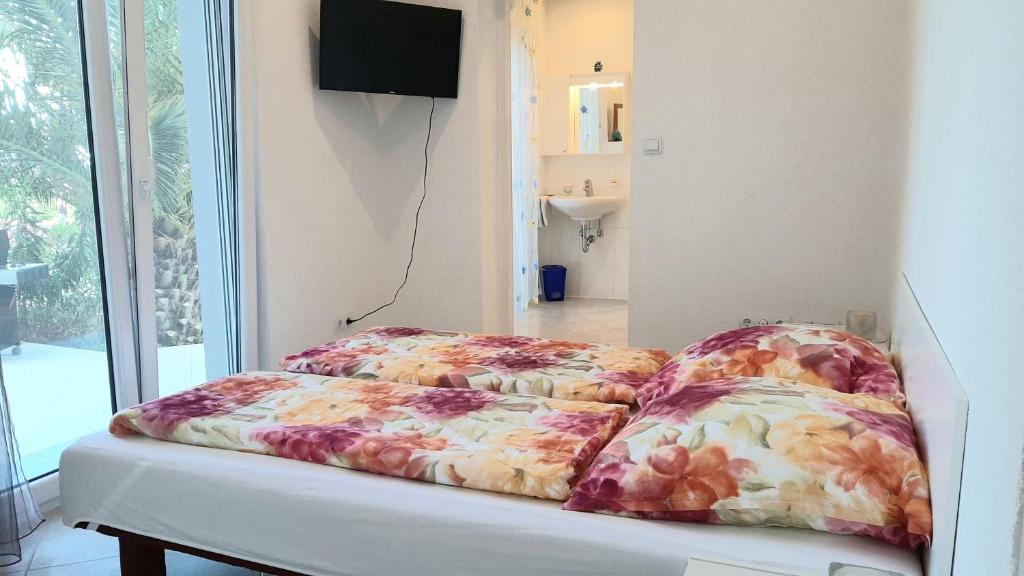 Postel nebo postele na pokoji v ubytování Helles Doppelzimmer mit Bad, Terrasse und Pool, seperater Eingang, Liznjan, Istrien