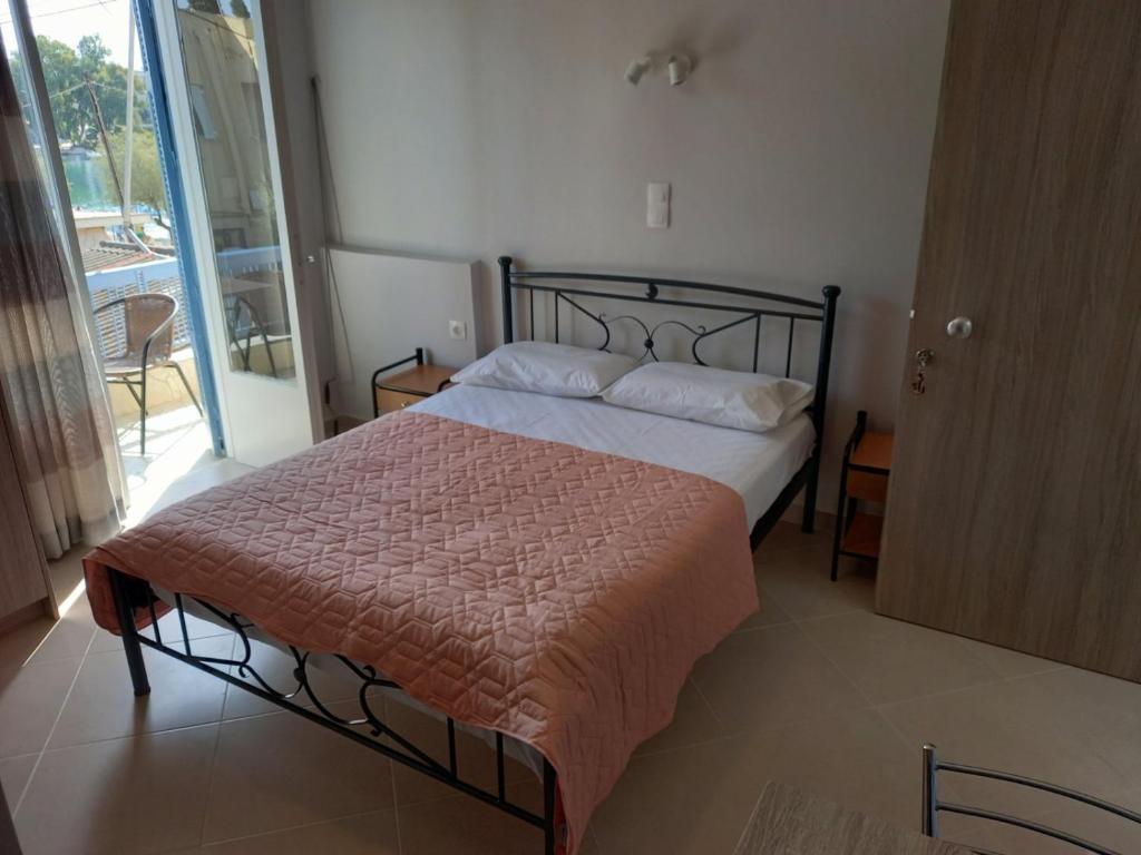 Postel nebo postele na pokoji v ubytování ΒΑΒΟΥΛΙΩΤΗΣ Γ