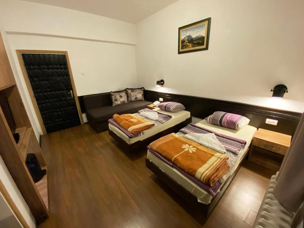 Postel nebo postele na pokoji v ubytování Hotel Komovi