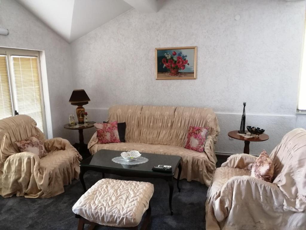 een woonkamer met 2 banken en een tafel bij Luxury Apartment Biljana in Ohrid