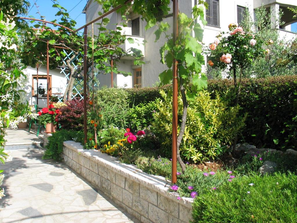 Vonkajšia záhrada v ubytovaní Apartmani Jolly Poreč: blizu centra i mora