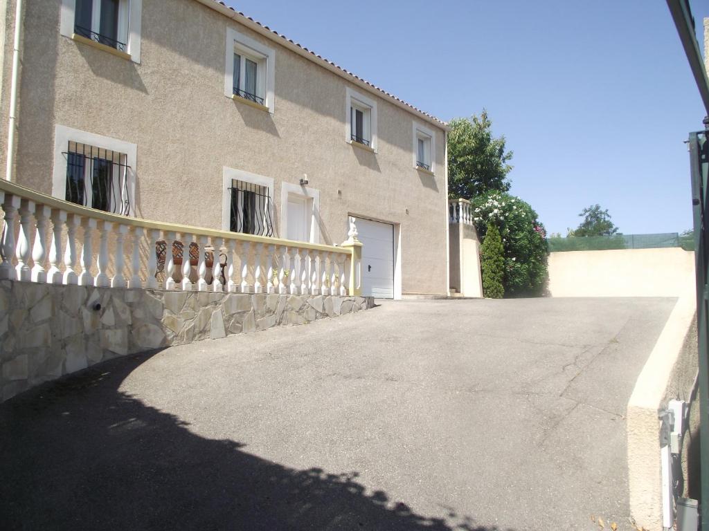 a driveway in front of a house with a fence at Pied à Terre Marseille 11° in Marseille