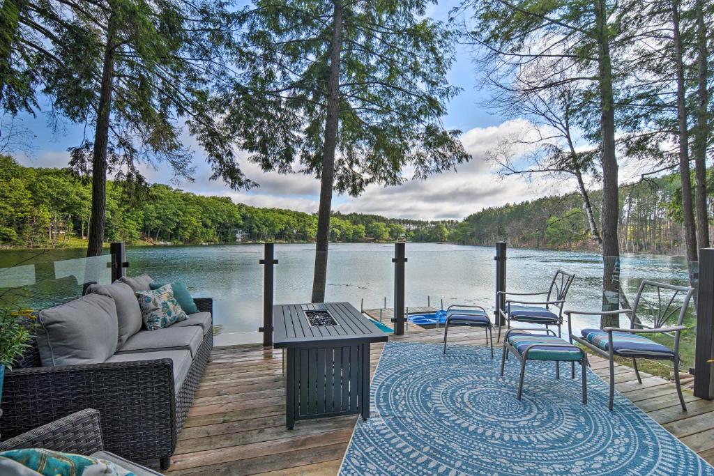 Tranquil Lake Cottage Near Golf with Views and Hot Tub - Housity