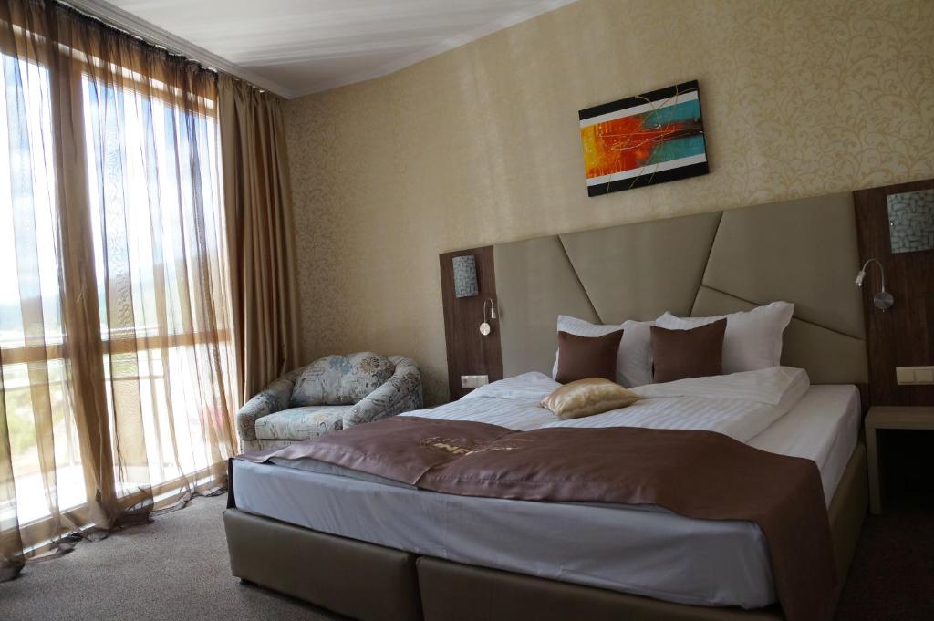 Postel nebo postele na pokoji v ubytování SPA Hotel Infinity Park Velingrad