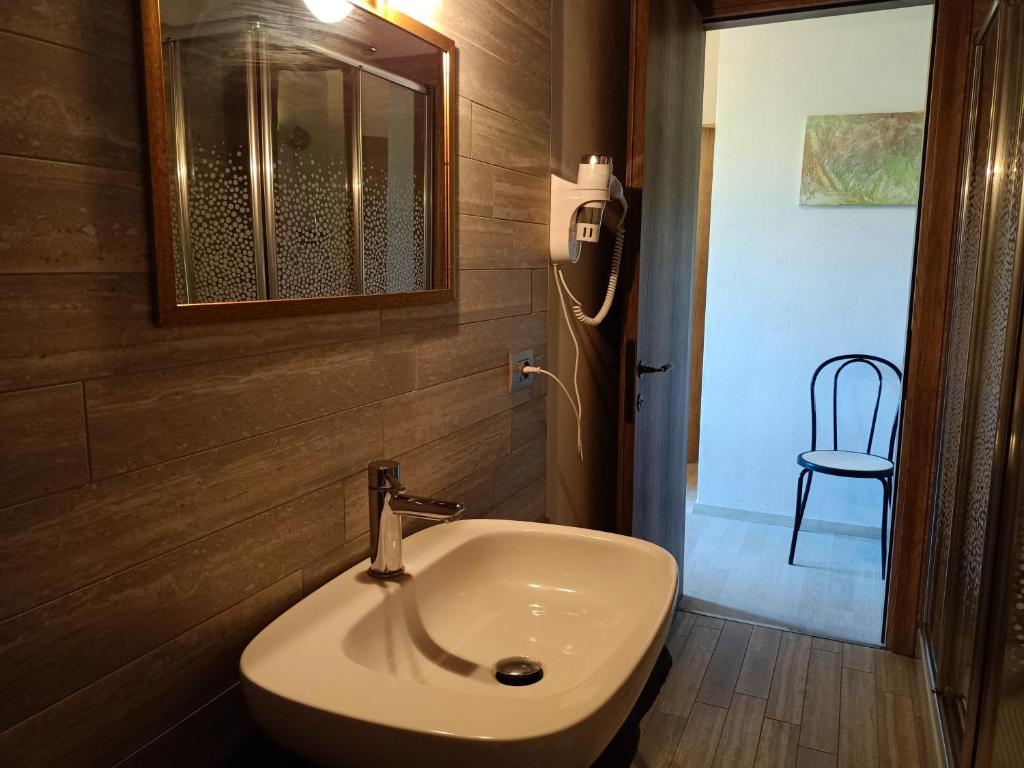 Kúpeľňa v ubytovaní Vite diPinte 1 bilocale in langa