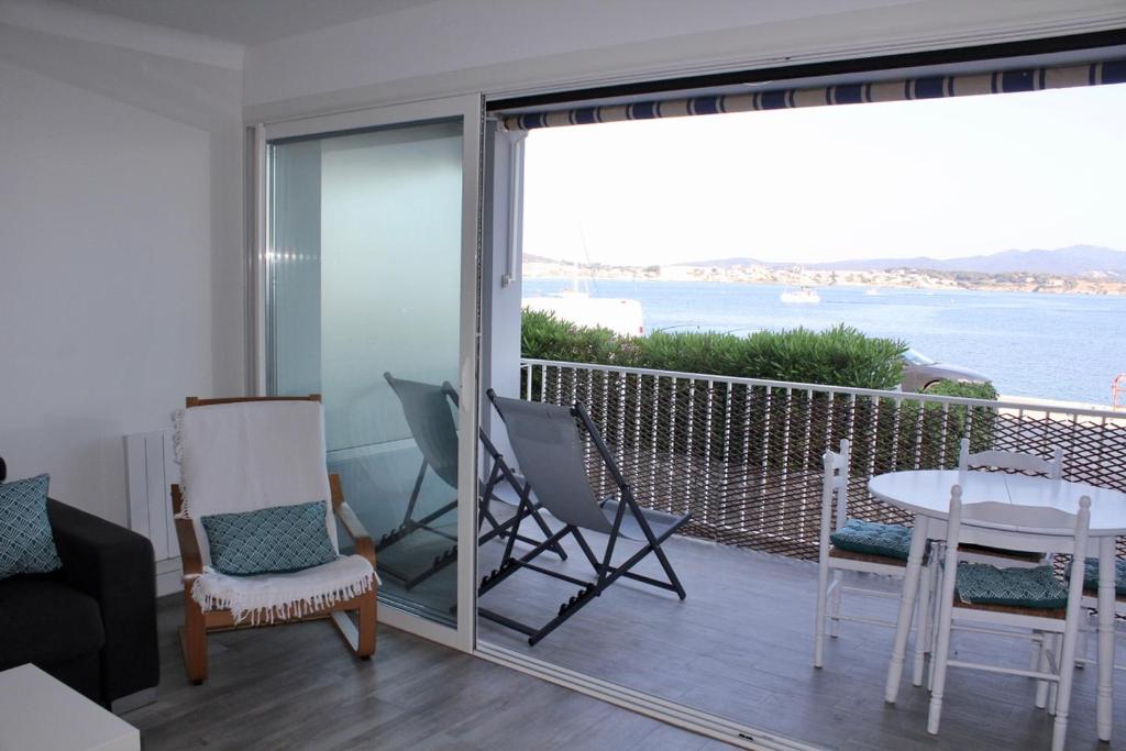 een kamer met een balkon met uitzicht op de oceaan bij Les Baux 1 in Sanary-sur-Mer