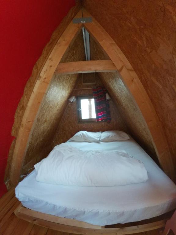 ブトゥーにあるCabane dans un pommierの木製の屋根裏部屋(ベッド1台付)