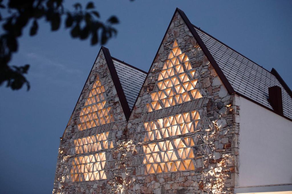 een gebouw met lichten aan de zijkant bij Casale Amendolagine in Terlizzi