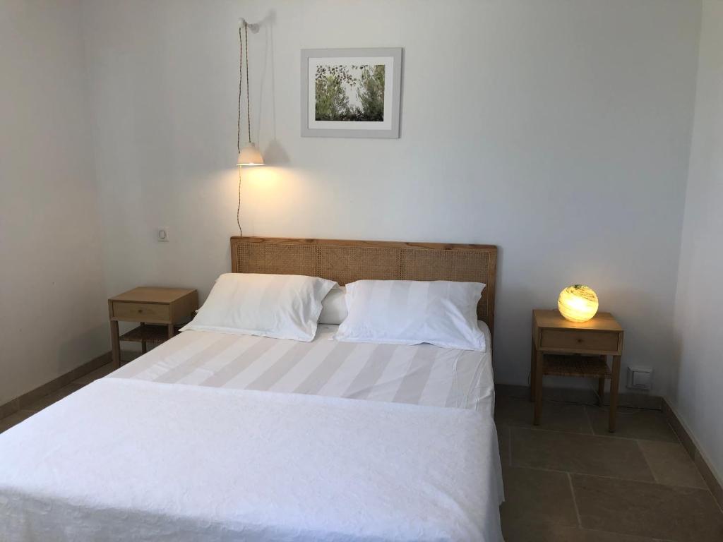 Ліжко або ліжка в номері Chambre hôtes Les Garrigues CUCURON