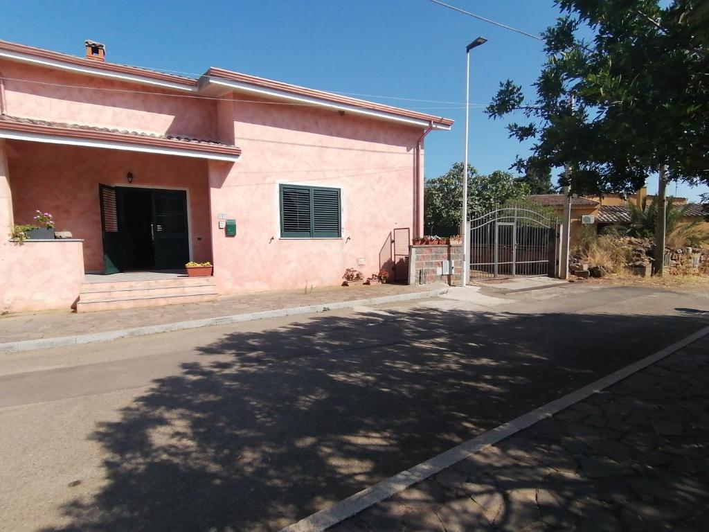 una calle vacía delante de un edificio en Villa di Cristina en Masainas
