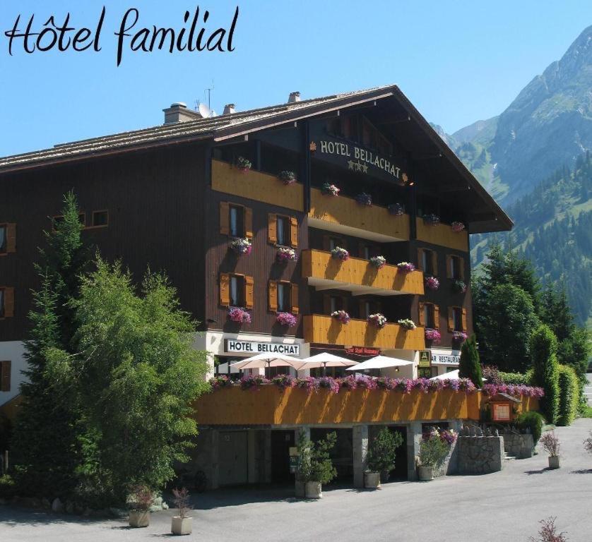 Nespecifikovaný výhled na hory nebo výhled na hory při pohledu z hotelu