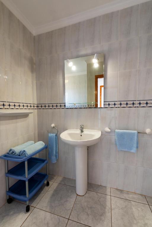 A bathroom at Reyes Natur