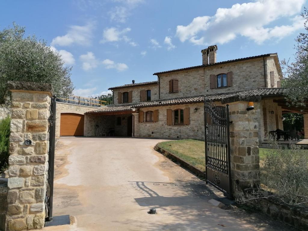 an old stone house with a gate and a driveway at CASA LINARA in Frontino