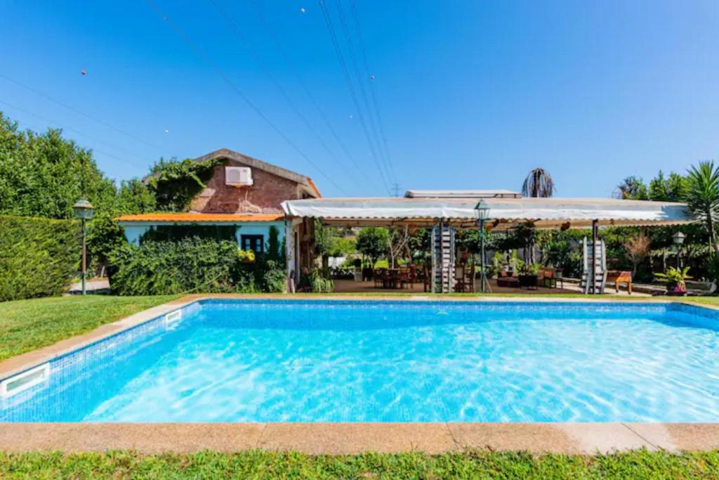 Swimming pool sa o malapit sa 5 bedrooms villa with private pool enclosed garden and wifi at Penafiel