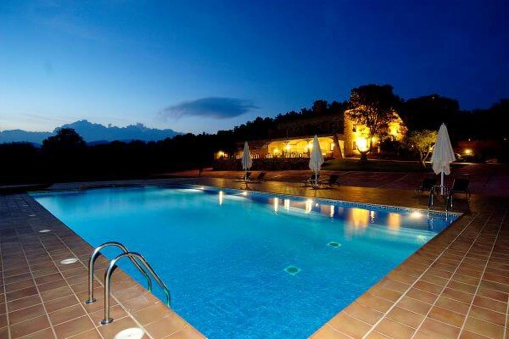 Der Swimmingpool an oder in der Nähe von 10 bedrooms villa with private pool jacuzzi and enclosed garden at Sant Gregori