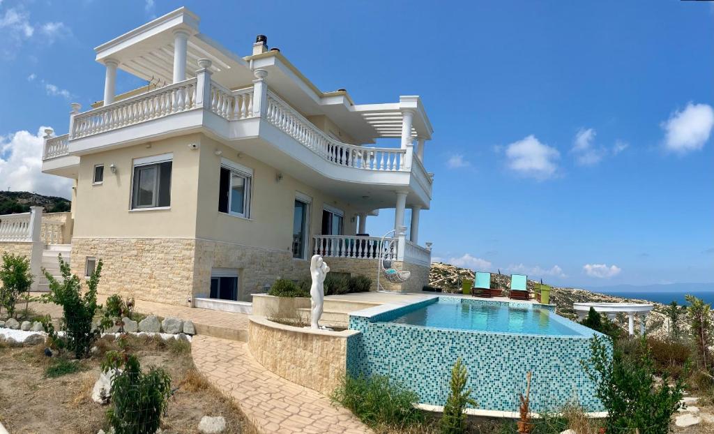 Bazén v ubytovaní Villa Ulyana Kriaritsi - Athos Sea View & Spa alebo v jeho blízkosti