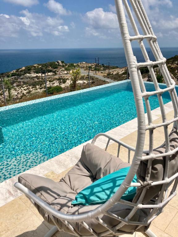Bazén v ubytovaní Villa Ulyana Kriaritsi - Athos Sea View & Spa alebo v jeho blízkosti