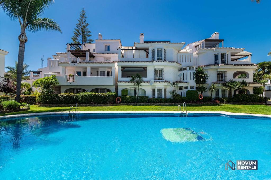Bazén v ubytovaní Top renovated penthouse in Los Naranjos alebo v jeho blízkosti