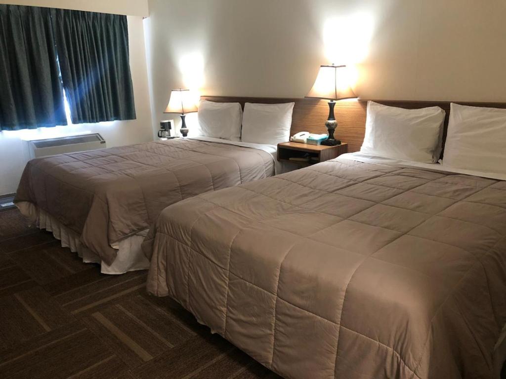 Postel nebo postele na pokoji v ubytování Houston Motor Inn