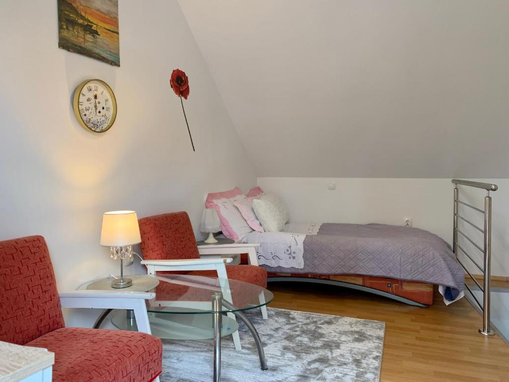 Gornji Proložac的住宿－Bungalow Angelina Imotski - Gornji Proložac，一间卧室配有一张床、一把椅子和一张桌子
