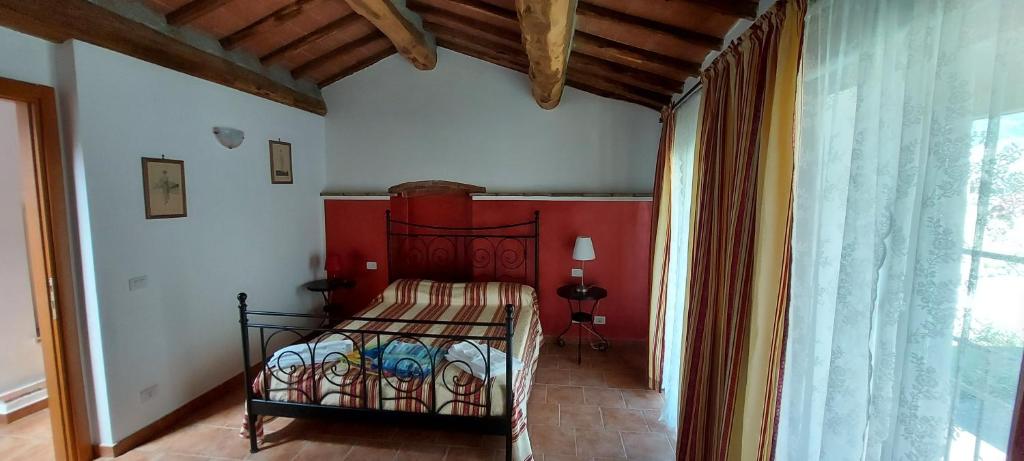 Casale Camaiore في كابانّوري: غرفة نوم بسرير في زاوية الغرفة