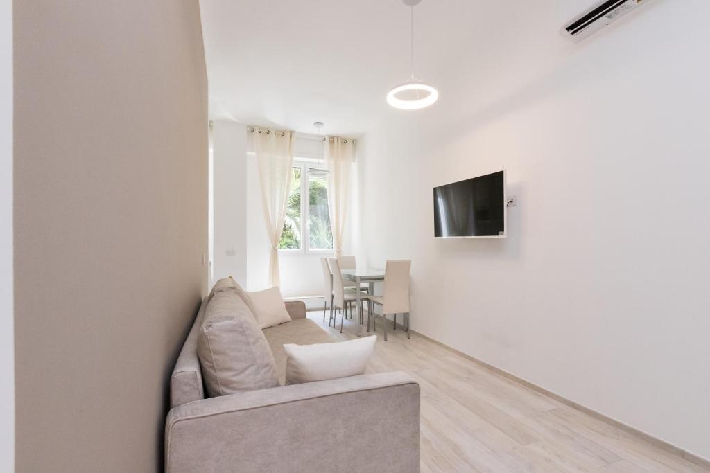 Televízia a/alebo spoločenská miestnosť v ubytovaní MagnoliaApartments - 18A Visconti Duomo